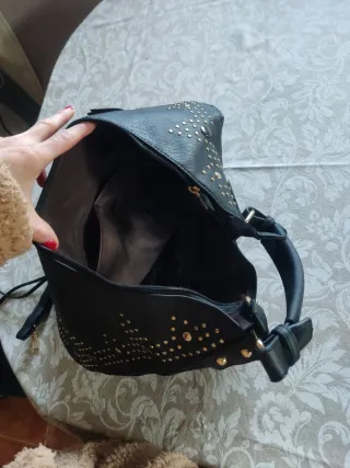 Bolso negro con tachuelas