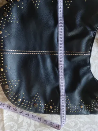 Bolso negro con tachuelas