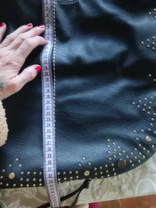 Bolso negro con tachuelas