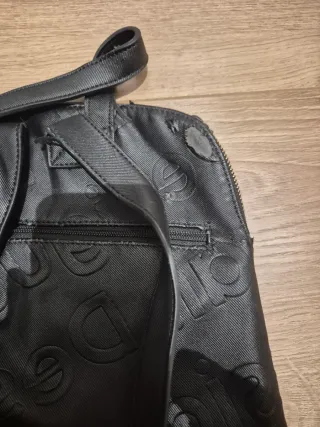 Bolso Mochila Negro Desigual con Logo Repetido
