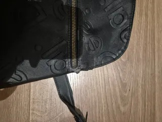 Bolso Mochila Negro Desigual con Logo Repetido