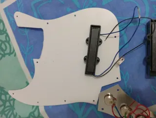 Pastillas y electrónica Jazz Bass