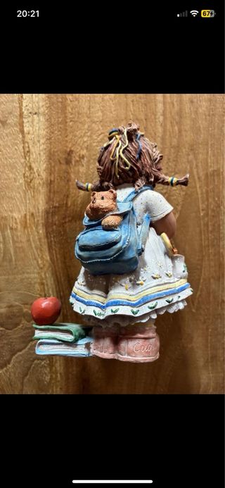 Muñeca cuqui con libros y manzana