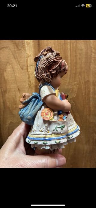 Muñeca cuqui con libros y manzana