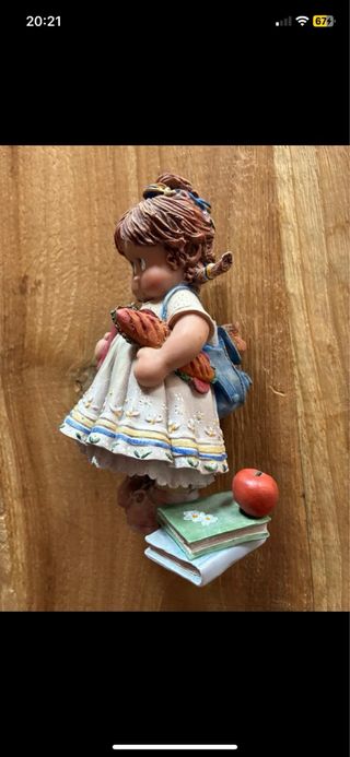 Muñeca cuqui con libros y manzana
