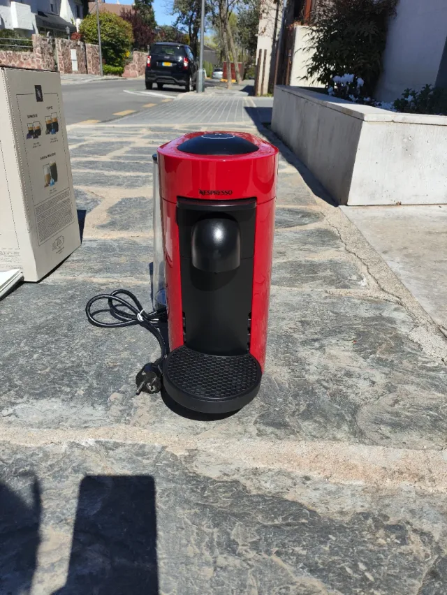 Cafetera Nespresso Roja vertuoplus cherry red