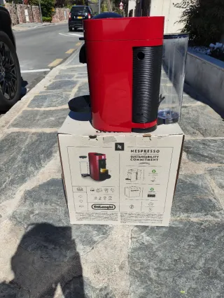 Macchina da caffè Nespresso rossa vertuoplus cherry red