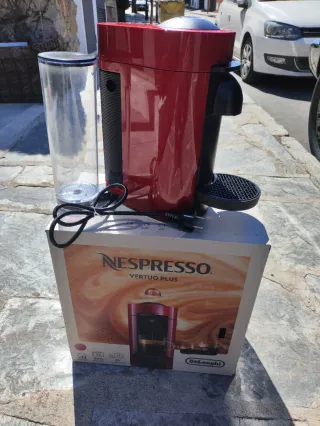 Macchina da caffè Nespresso rossa vertuoplus cherry red