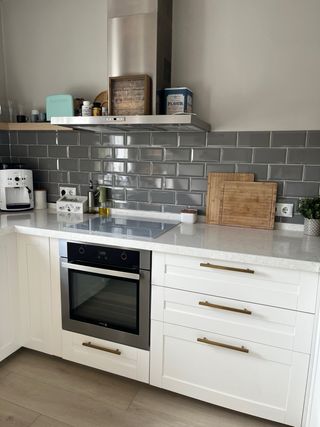 Muebles de cocina Ikea Savedal y encimera cuarzo