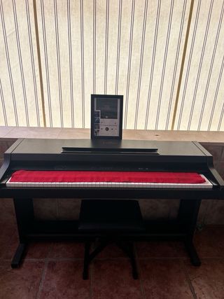 Piano Yamaha Clavinova digital negro con banqueta