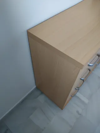 Cómoda baja de madera y metal