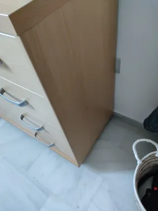 Cómoda baja de madera y metal