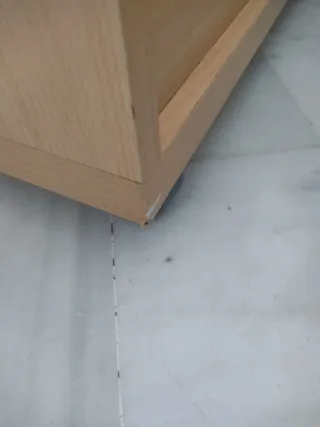 Cómoda baja de madera y metal