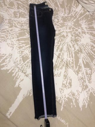Pantalón vaquero azul Los bajos están para coser.