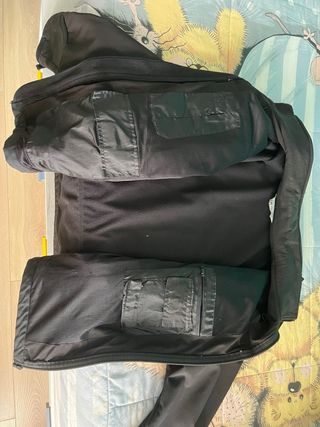 Chaqueta cortavientos negra