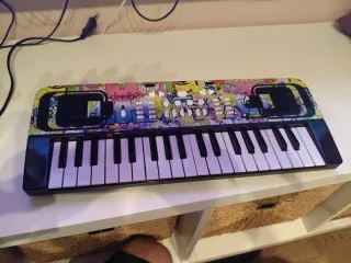 Teclado musical infantil con diseño divertido