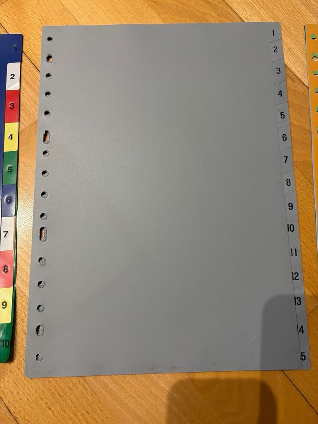 70 separadores de plástico para archivador.