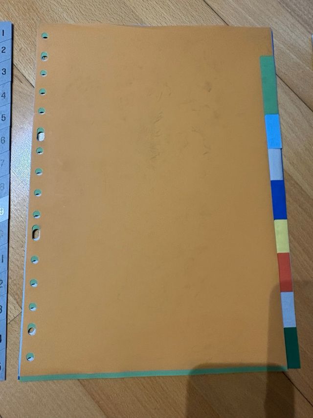 70 separadores de plástico para archivador.