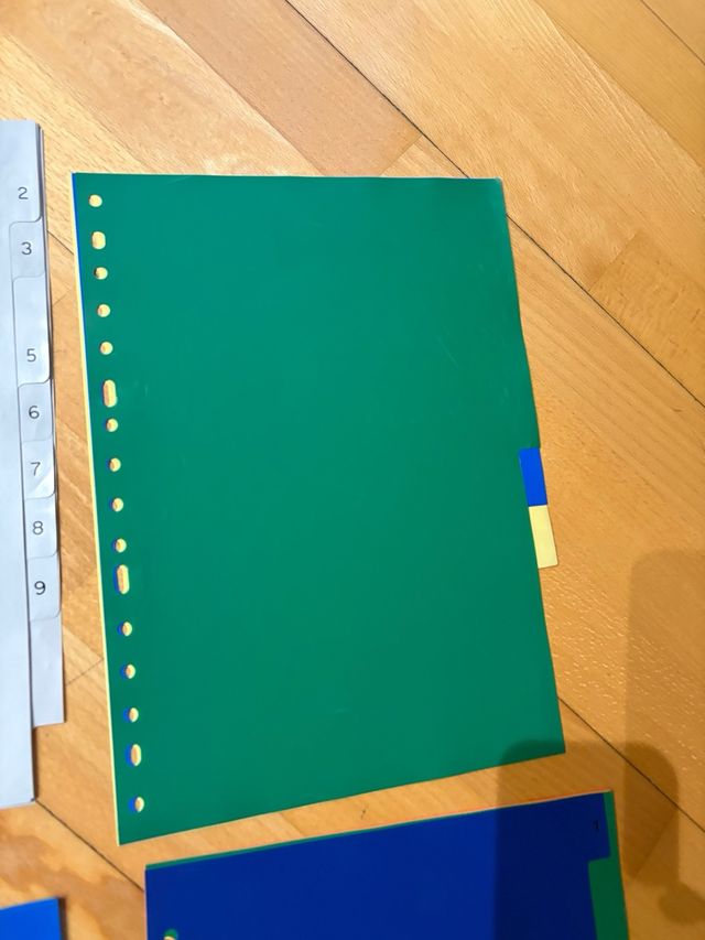 70 separadores de plástico para archivador.