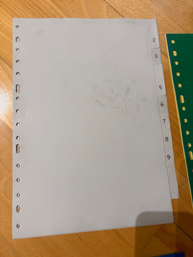 70 separadores de plástico para archivador.