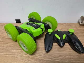 Coche teledirigido acrobático verde