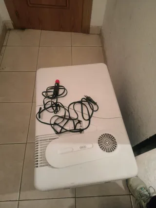 Nevera eléctrica azul y blanca