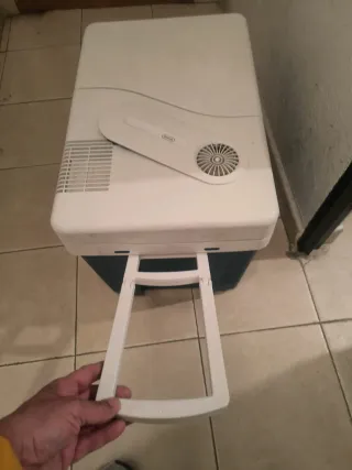 Nevera eléctrica azul y blanca