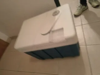 Nevera eléctrica azul y blanca