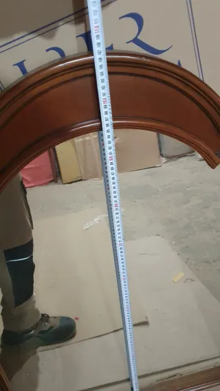 Espejo de madera con marco curvo