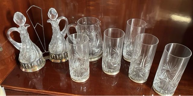 Licorera y 6 vasos de cristal base plata