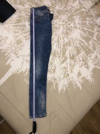 Pantalón vaquero desgastado