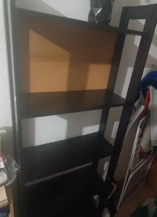 Estantería de madera negra y marrón