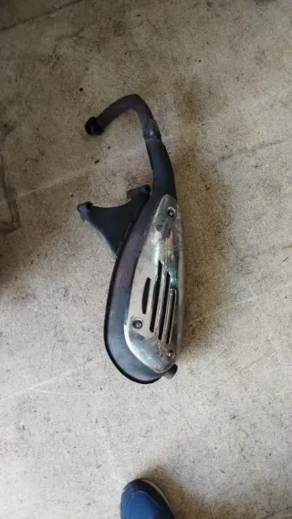 Escape original de Vespa ET2. Reparado.