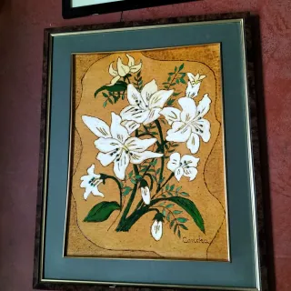 Cuadro de madera con flores blancas