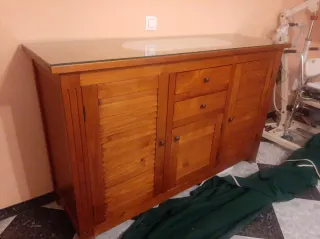 Mueble aparador de madera con cristal