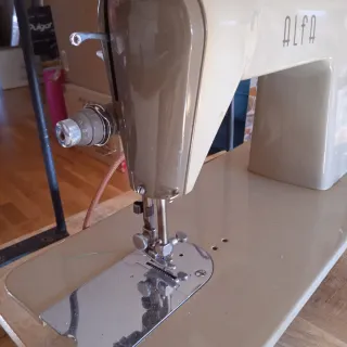 Máquina de coser Alfa con mesa
