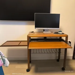 Mesa de ordenador con ruedas