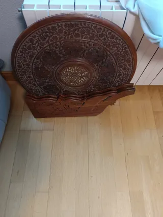 Mesa redonda de madera tallada
