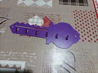 Colgador llaves metal morado . Nuevo a estrenar .