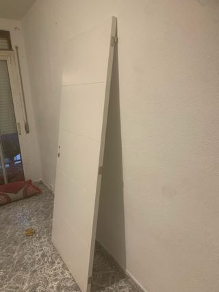 Puerta blanca moderna