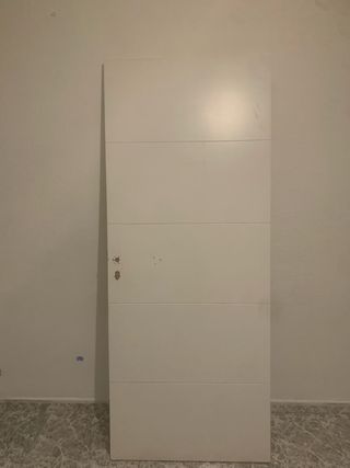 Puerta blanca moderna