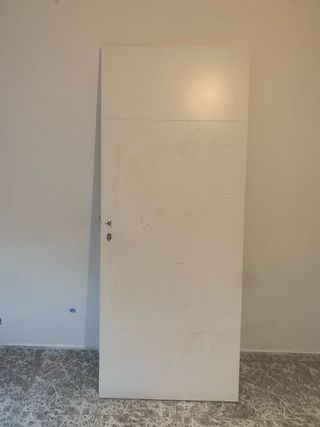 Puerta blanca moderna
