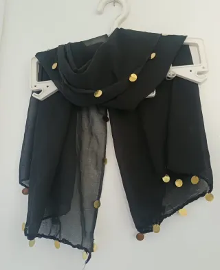 Pañuelo negro con adornos dorados