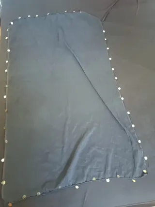 Pañuelo negro con adornos dorados