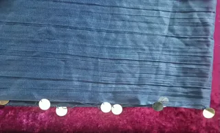 Pañuelo negro con adornos dorados