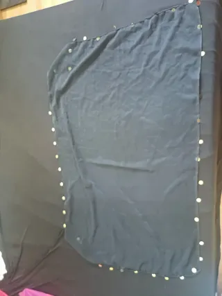 Pañuelo negro con adornos dorados