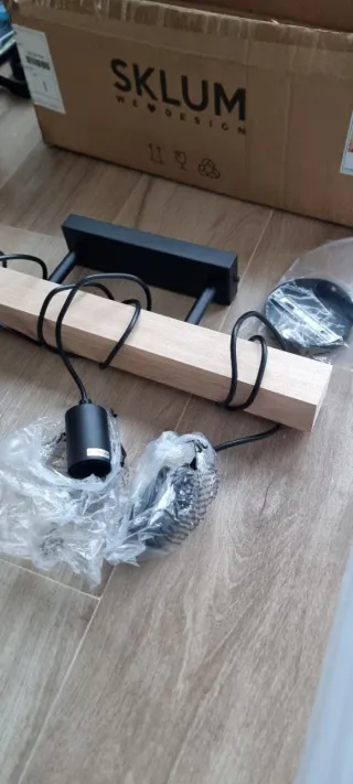 Lámpara SKLUM madera y metal negra