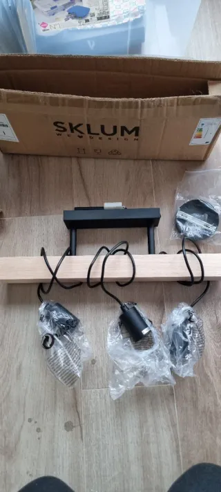 Lámpara SKLUM madera y metal negra