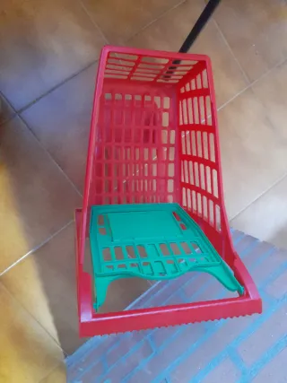 Carrito de compras de juguete rojo