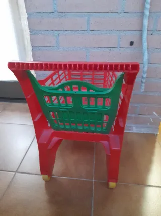 Carrito de compras de juguete rojo